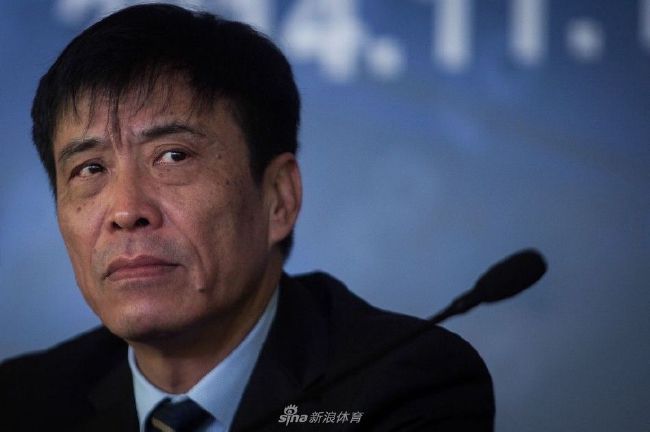 费建中惊骇万分的看着叶辰，喃喃道：叶少爷您……您怎么知道，袁师他是七星武者？。